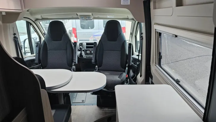 Fahrzeugbild Carado pro CV 600 Mietwagen Autom. & Schlafdach #9