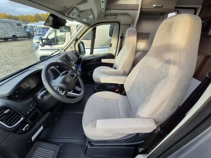 Fahrzeugbild Carado T 328 Top Mietwagen 180 PS Autom. o H #9