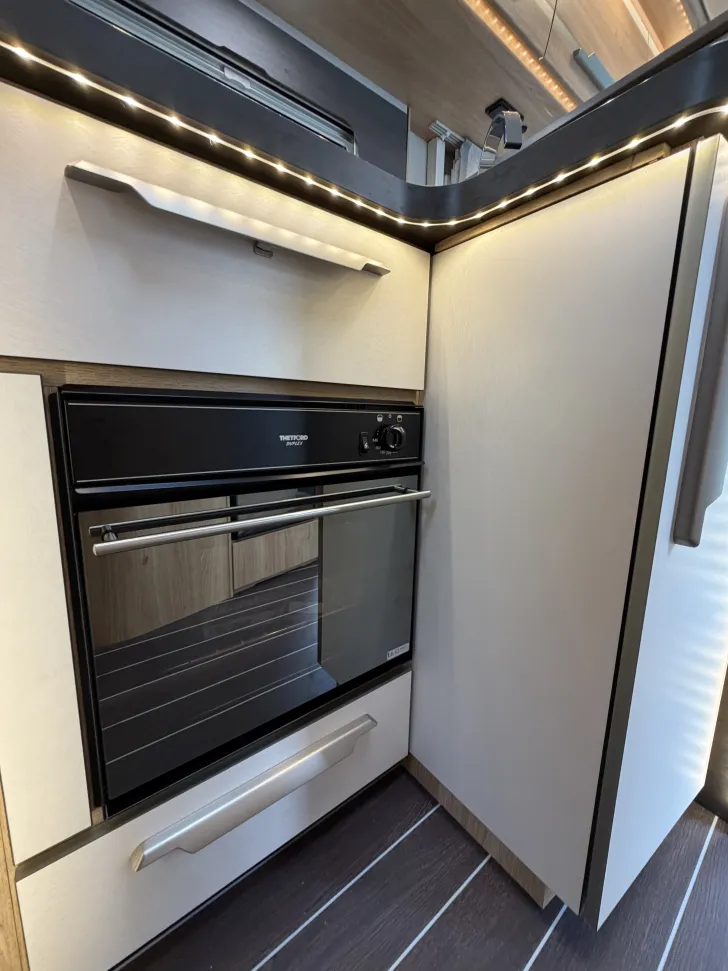 Fahrzeugbild Knaus Sky TI 700 MEG IC-Line 180PS 4,4t Fußb.heizg. #14