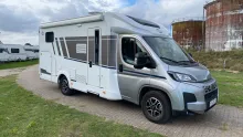 Schräg Vorne Carado T 338 pro+ / Hubbett / SAT & TV