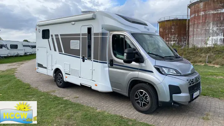 Schräg Vorne Carado T 338 pro+ / Hubbett / SAT & TV