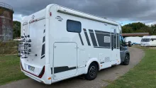 Schräg Hinten Carado T 338 pro+ / Hubbett / SAT & TV