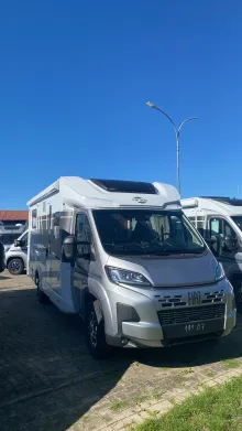 Schräg Vorne Carado T 459 Pro+ /Automatik/ohne Hubbett