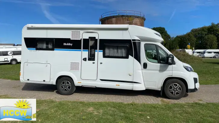 Seitlich Hobby ONTOUR T 700 FH /180 PS Automatik / 3,5t