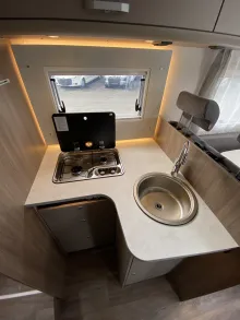 Küchen Carado I 447 Pro + mit 180 PS / 4,4 t