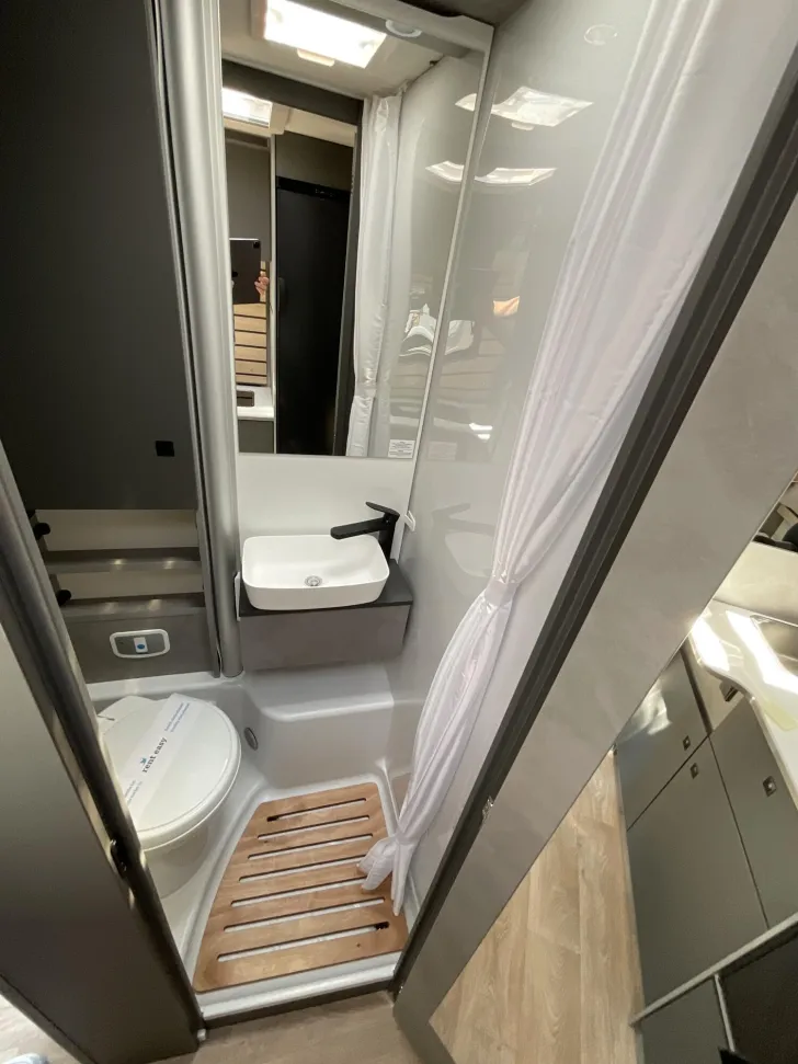 Fahrzeugbild Crosscamp EXPDN T 7.0 E Peugeot YOUNG CAMPER #12
