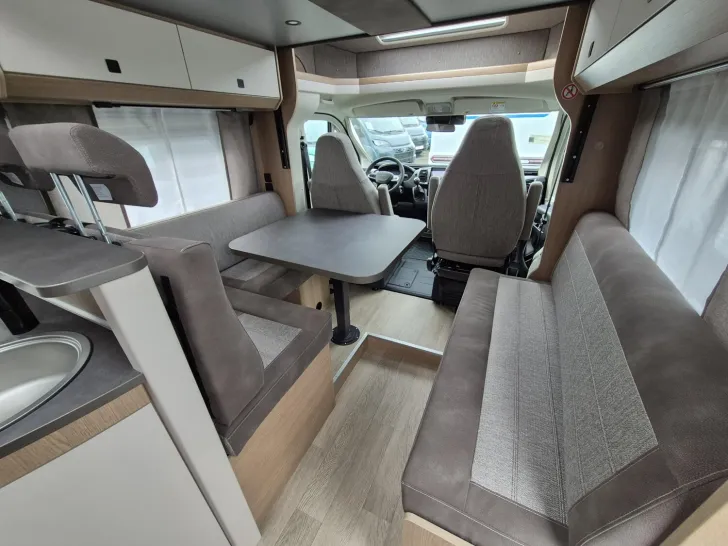 Fahrzeugbild Hobby OnTour T 700 FH Hubbett/Markise #10