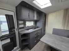 Fahrzeugbild Hobby De Luxe 545 KMF 2000kg/Deichselabdeckung/Antieschlingerkupplung/seperate Dusche #9