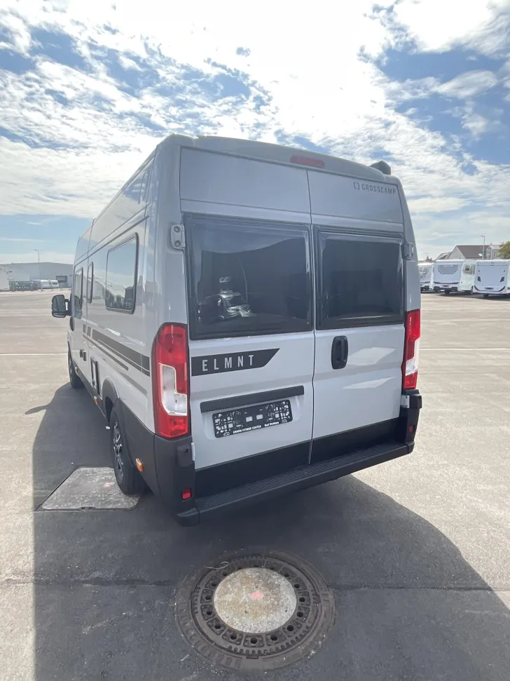 Fahrzeugbild Crosscamp ELMNT 6.4 ES Peugeot Schwenkbad, Automatik #3