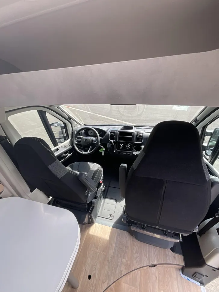 Fahrzeugbild Crosscamp ELMNT 6.4 ES Peugeot Schwenkbad, Automatik #7