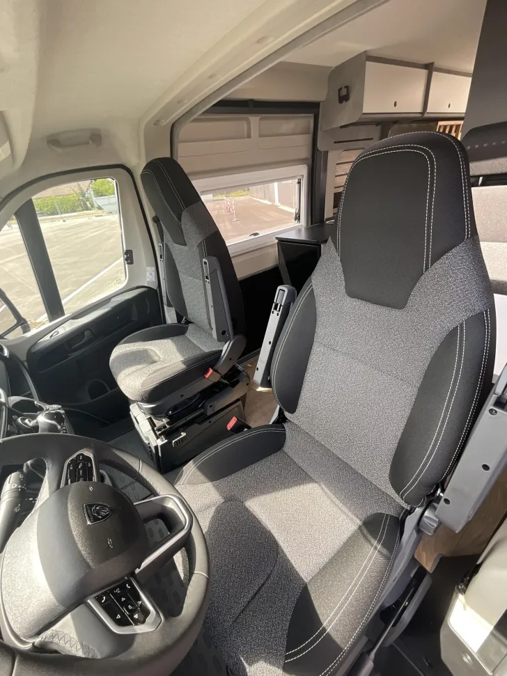 Fahrzeugbild Crosscamp ELMNT 6.4 ES Peugeot Schwenkbad, Automatik #9