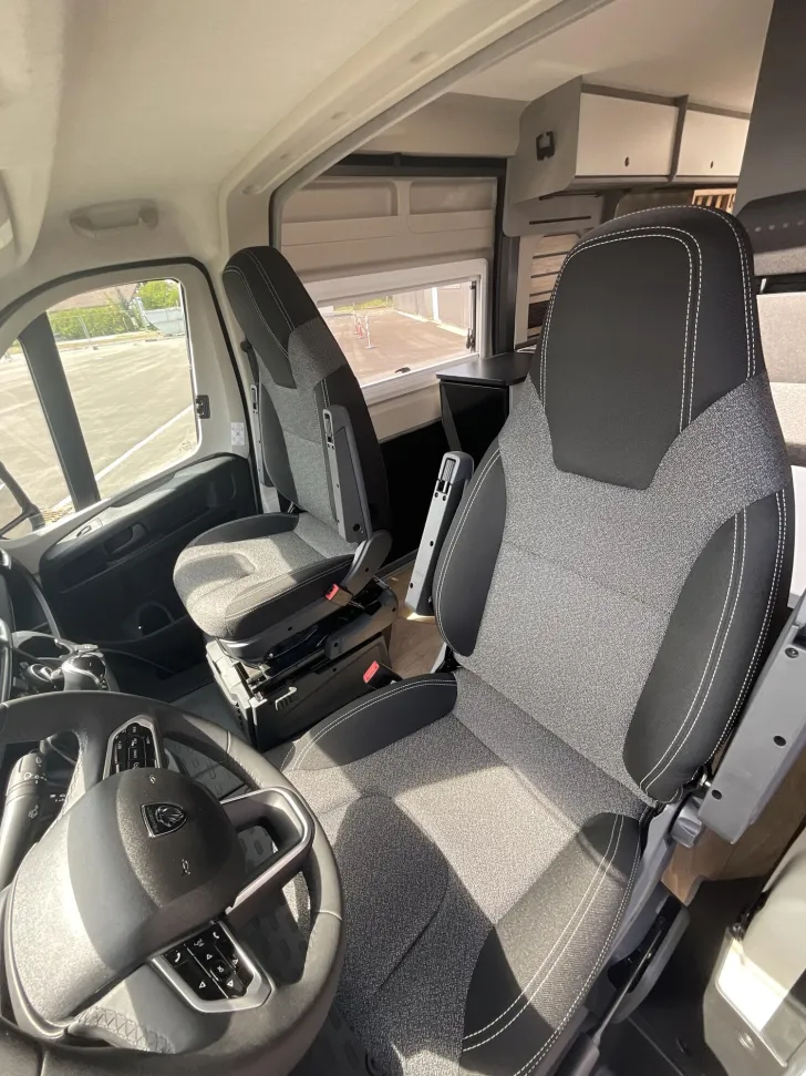 Fahrzeugbild Crosscamp ELMNT 6.4 ES Peugeot Schwenkbad, Automatik #10