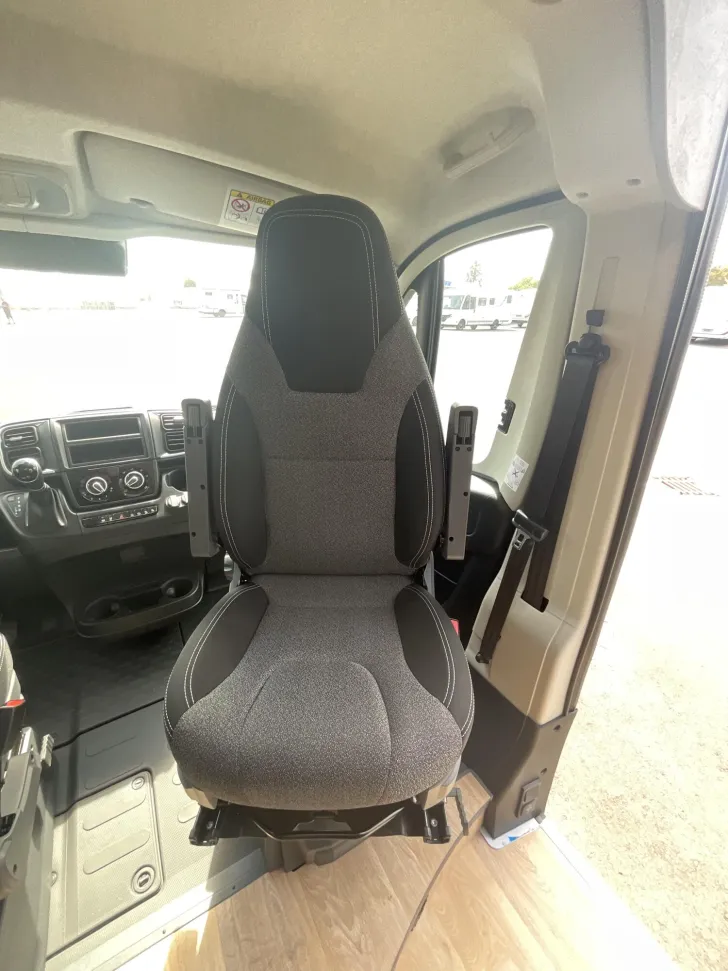 Fahrzeugbild Crosscamp ELMNT 6.4 ES Peugeot Schwenkbad, Automatik #11