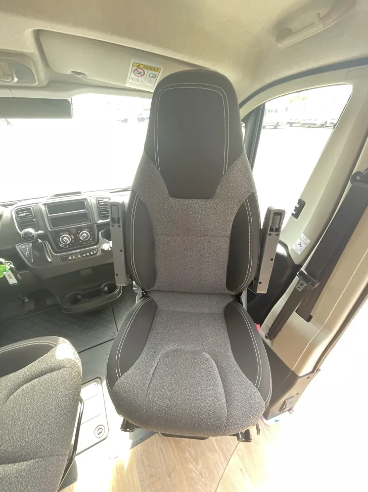 Fahrzeugbild Crosscamp ELMNT 6.4 ES Peugeot Schwenkbad, Automatik #12