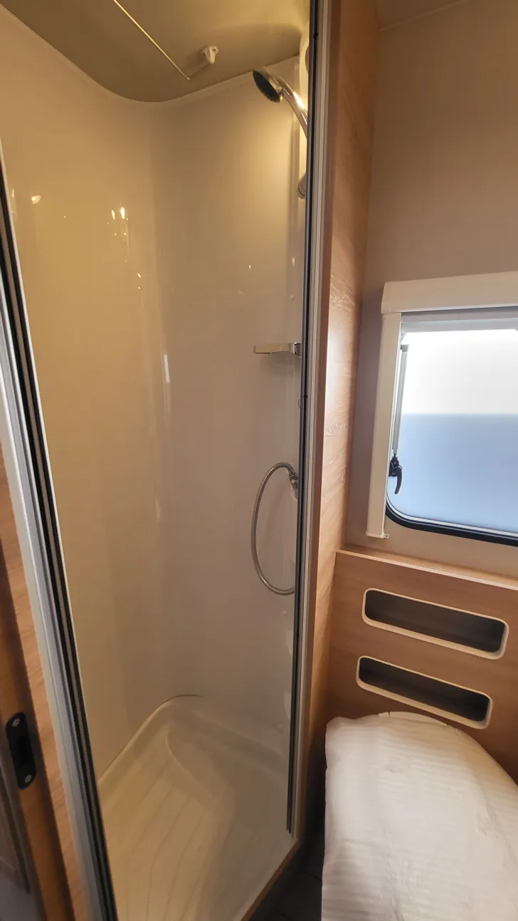 Toilette Knaus Südwind 500 QDK Black Selection 3 Etagenbett mit Garagentür