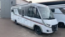 Schräg Vorne Carthago chic c-line I 4.9 LE L Mercedes Super Paket + 32" TV
