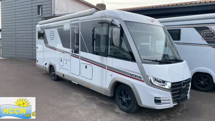 Schräg Vorne Carthago chic c-line I 4.9 LE L Mercedes Super Paket + 32" TV