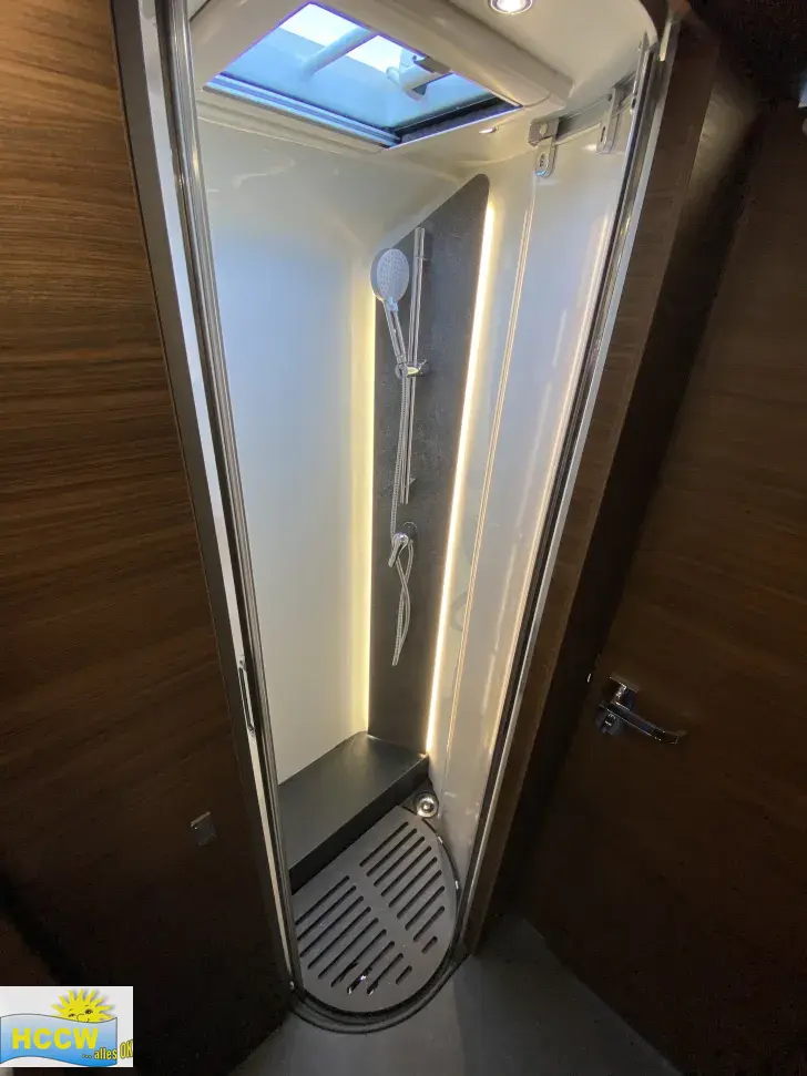 Dusche Carthago chic c-line I 4.9 LE L Mercedes Super Paket + 32" TV