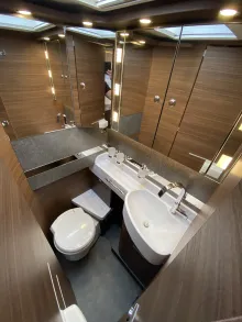 Toilette Carthago chic c-line I 4.9 LE L Mercedes Super Paket + 32" TV