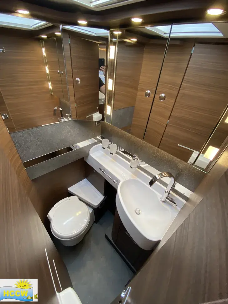 Toilette Carthago chic c-line I 4.9 LE L Mercedes Super Paket + 32" TV