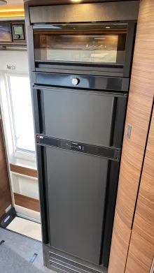Kühlschrank / Backofen Carthago chic c-line I 4.9 LE L Mercedes Super Paket + 32" TV