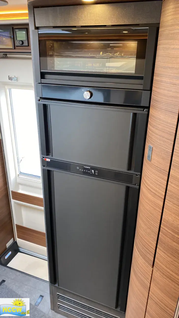 Kühlschrank / Backofen Carthago chic c-line I 4.9 LE L Mercedes Super Paket + 32" TV