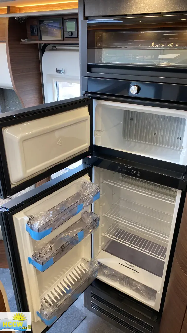 Kühlschrank Carthago chic c-line I 4.9 LE L Mercedes Super Paket + 32" TV