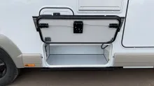 Stauraum Carthago chic c-line I 4.9 LE L Mercedes Super Paket + 32" TV