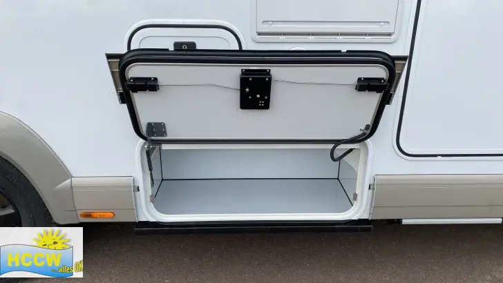 Stauraum Carthago chic c-line I 4.9 LE L Mercedes Super Paket + 32" TV