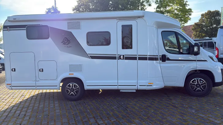 Seitlich Knaus L!VE TI 650 MEG Platinum Selection sofort