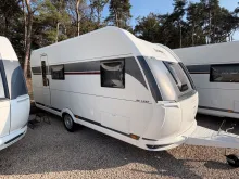 Fahrzeugbild Hobby De Luxe 490 KMF/Modell 2027/Ambiente/1.800 kg #1