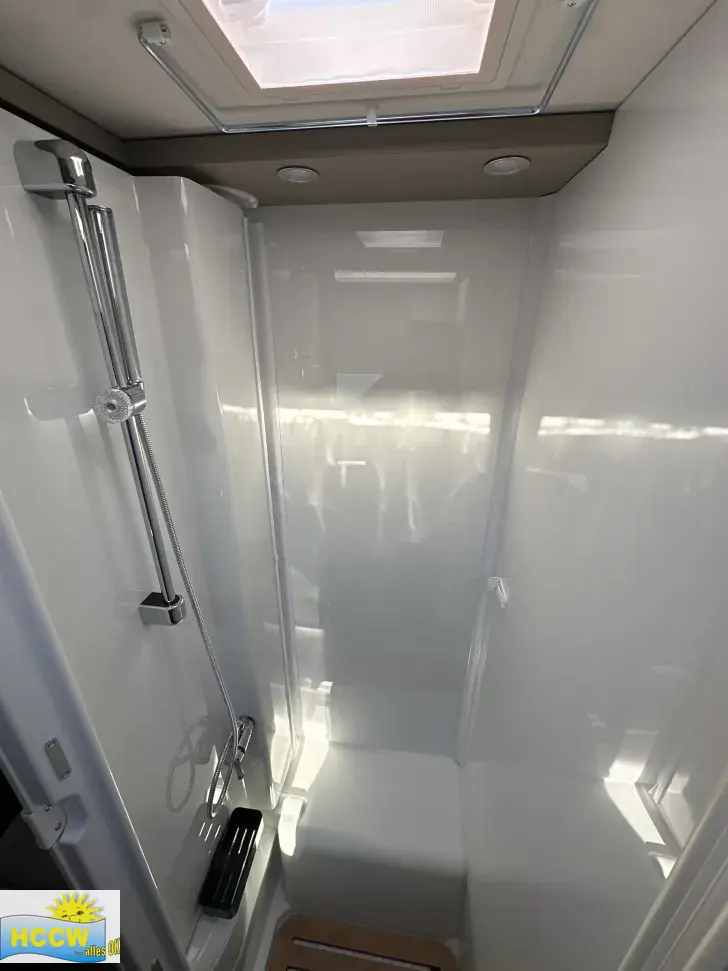 Bad mit integrierter Dusche Carado T 328 pro+ SAT &TV / Multimediasystem