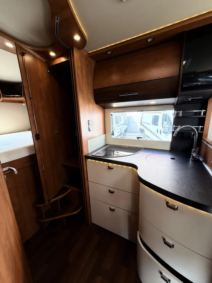 Fahrzeugbild Carthago C1-tourer I 142 Solar, Wechselrichter #10