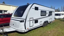 Schräg Hinten Knaus Südwind 650 PEB Black Selection Großzügiger Reisekomfort