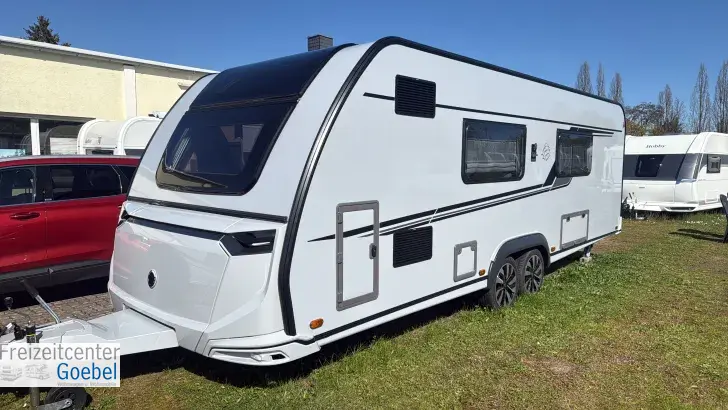 Schräg Hinten Knaus Südwind 650 PEB Black Selection Großzügiger Reisekomfort