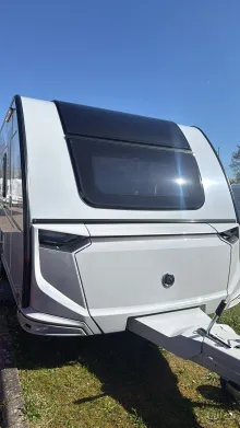 Frontal Vorne Knaus Südwind 650 PEB Black Selection Großzügiger Reisekomfort