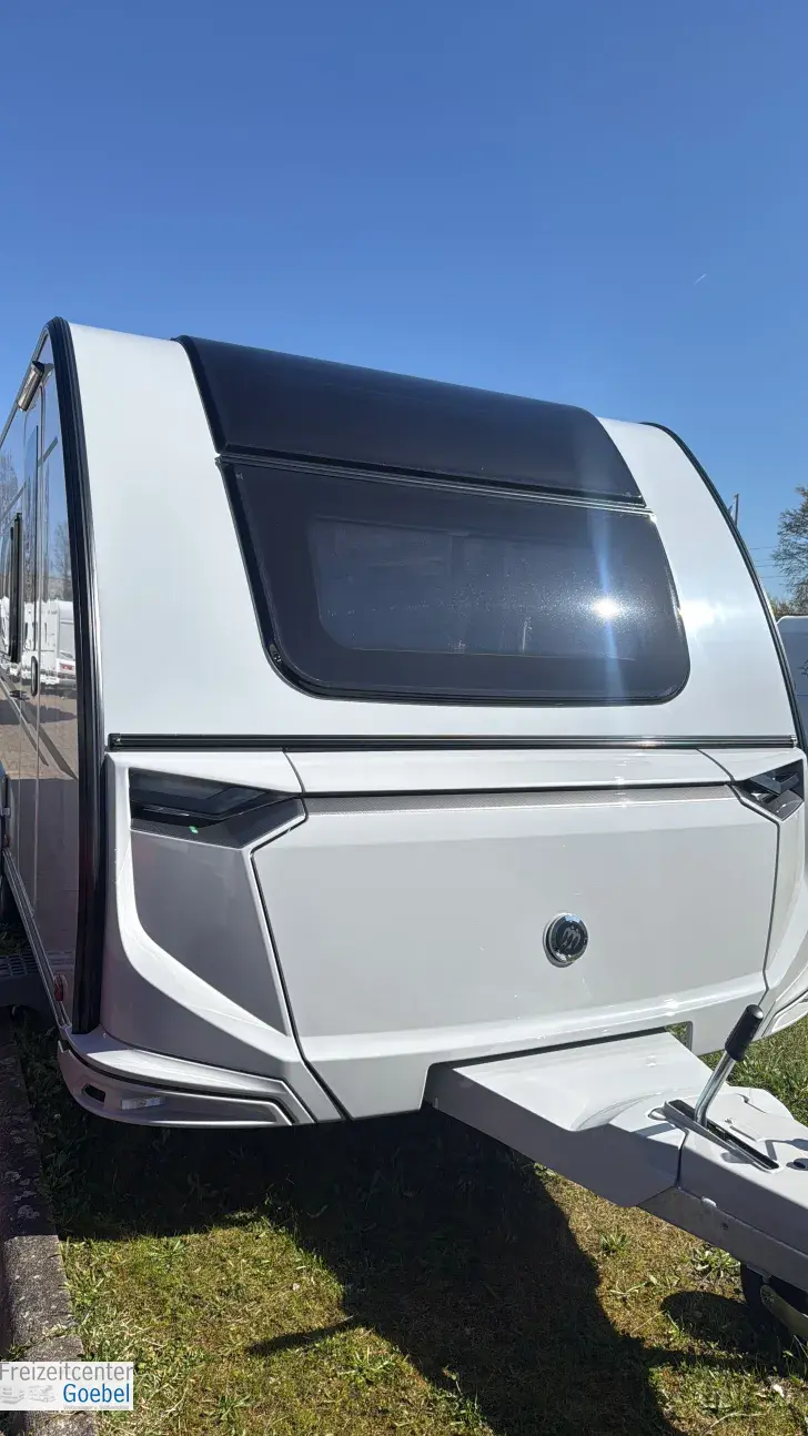 Frontal Vorne Knaus Südwind 650 PEB Black Selection Großzügiger Reisekomfort