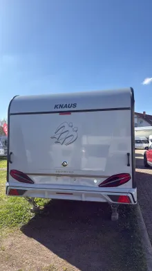 Frontal Hinten Knaus Südwind 650 PEB Black Selection Großzügiger Reisekomfort
