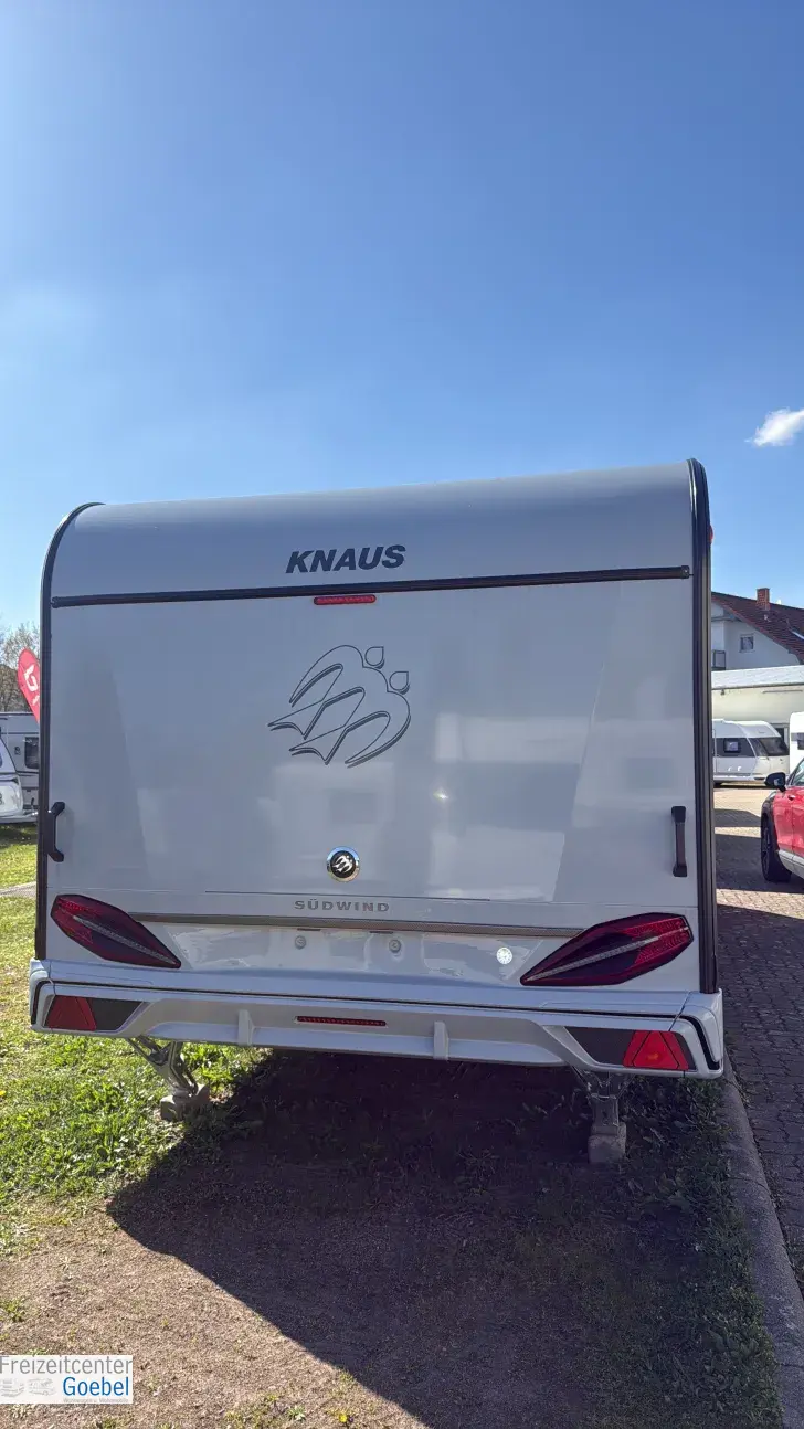 Frontal Hinten Knaus Südwind 650 PEB Black Selection Großzügiger Reisekomfort