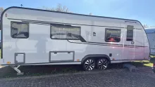 Seitlich Knaus Südwind 650 PEB Black Selection Großzügiger Reisekomfort