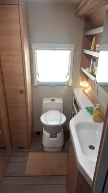 Toilette Knaus Südwind 650 PEB Black Selection Großzügiger Reisekomfort