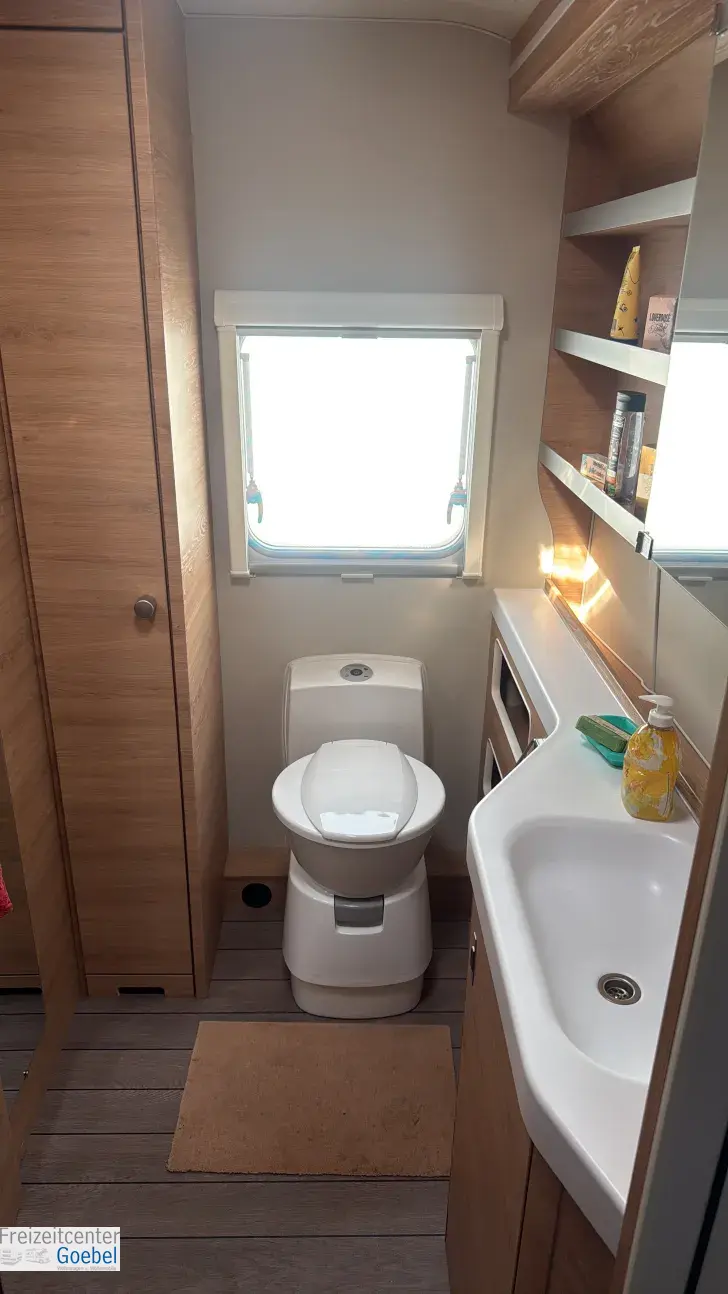 Toilette Knaus Südwind 650 PEB Black Selection Großzügiger Reisekomfort