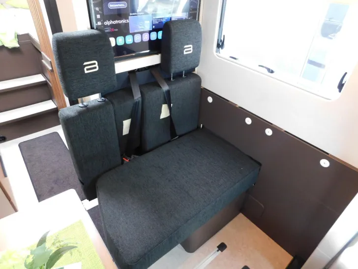 Fahrzeugbild Bürstner Signature SFT 7.1 Combi6E, Navi, 32-Zoll TV #10