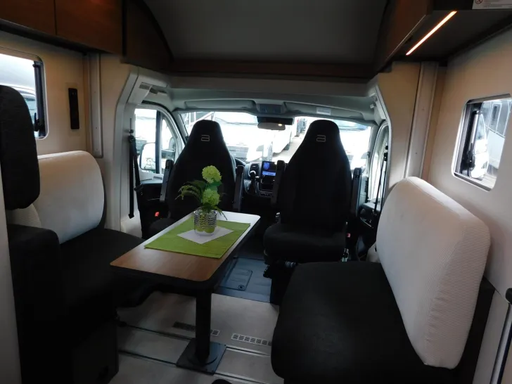 Fahrzeugbild Bürstner Signature SFT 7.1 Combi6E, Navi, 32-Zoll TV #15