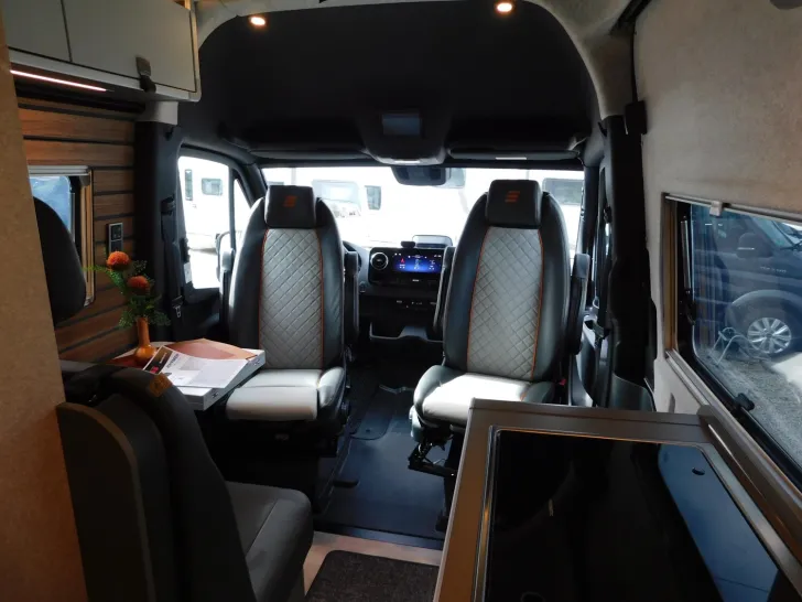Fahrzeugbild Hymer Grand Canyon S CrossOver 600 2.8T AHK, 220WSolar #15
