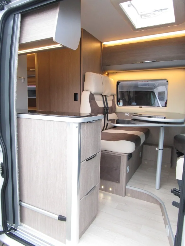 Fahrzeugbild Challenger Van V114 #6