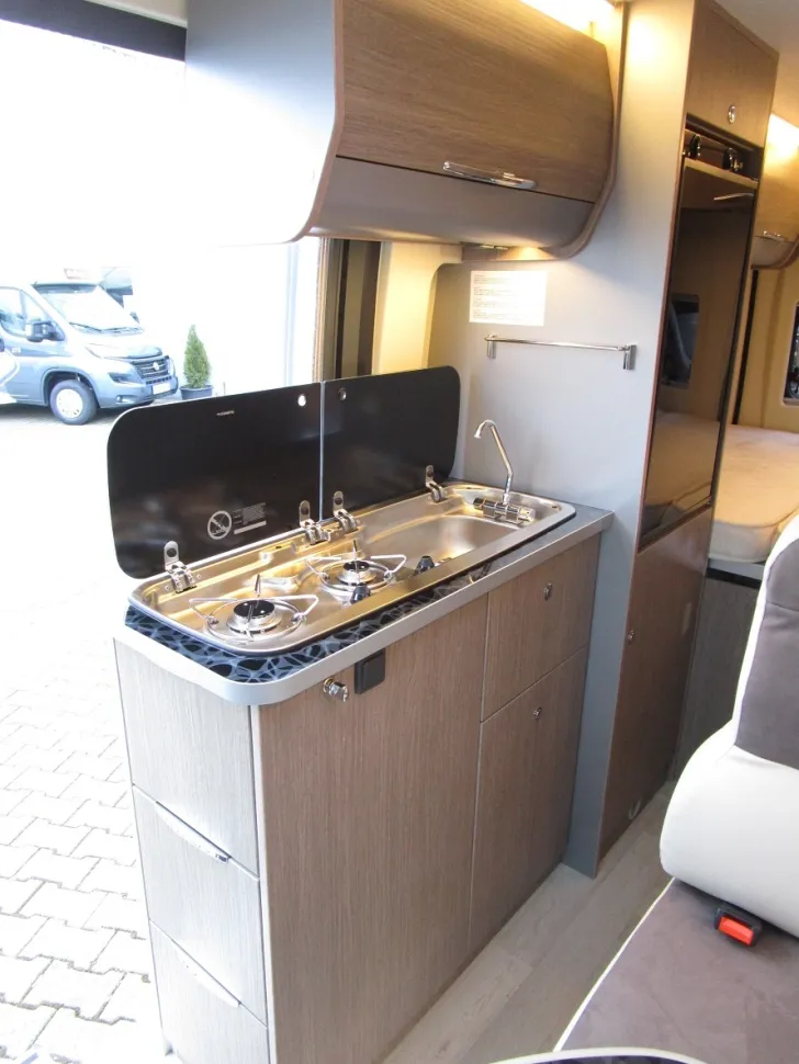 Fahrzeugbild Challenger Van V114 #9