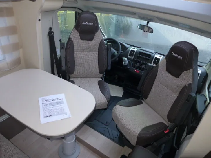 Fahrzeugbild Challenger Genesis 38 #3