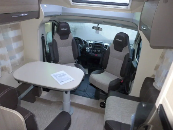 Fahrzeugbild Challenger Genesis 38 #4