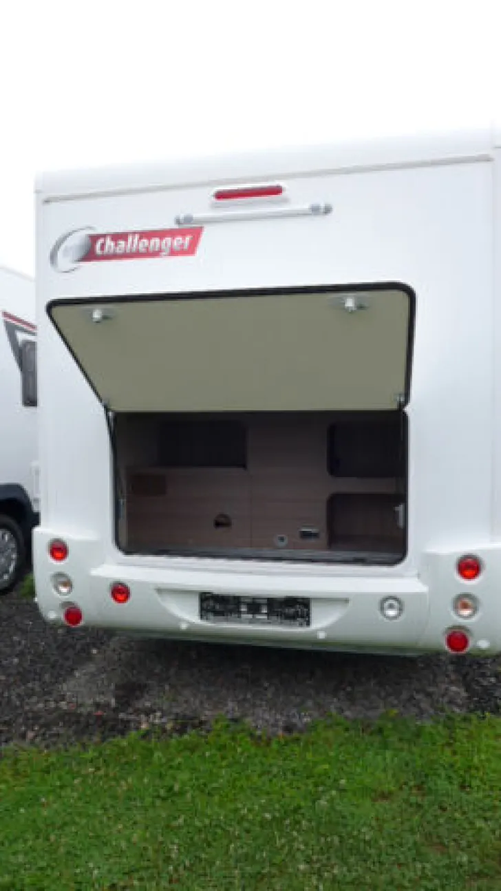 Fahrzeugbild Challenger Genesis 38 #2